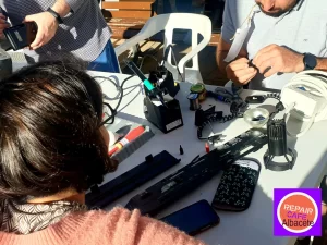 Repair Café Junto A Un Barrio En Transparente